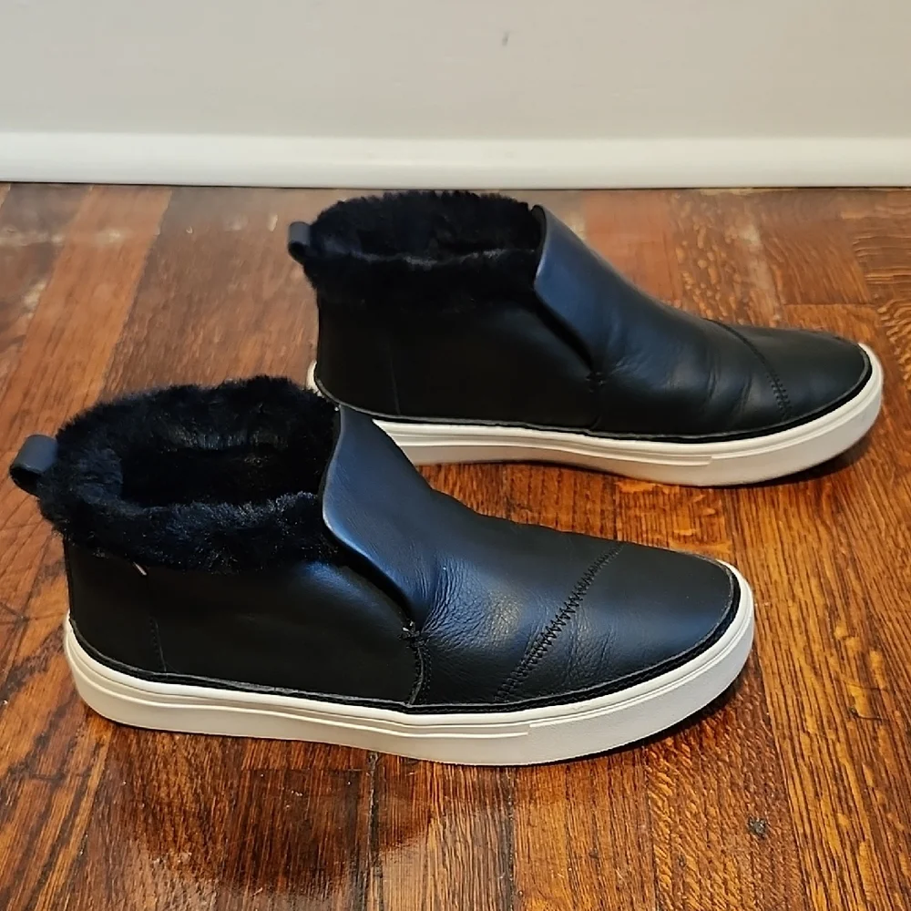 EUC Toms Paxton Slip On Chukka Black Leather Sneakers with Faux Fur Accents